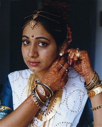 Bridal make-up (Bindi) http://www.kamat.com/kalranga/weddings/2720.jpg