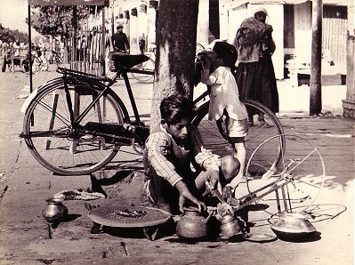 Roadside Kalaigar (Dish Polisher)